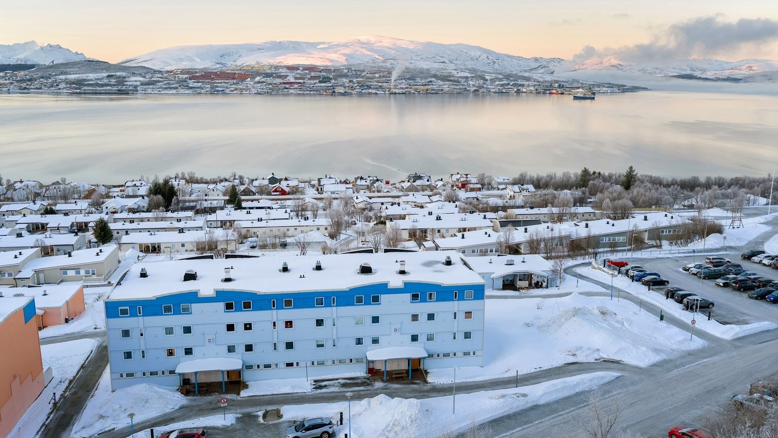 Området er barnevennlig og rolig, med lekeplasser, matbutikk, skole og barnehage innenfor gangavstand. Galleribilde