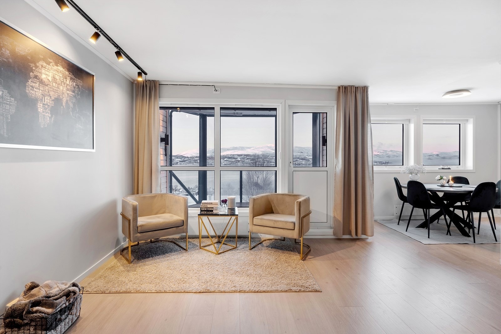 Store vindusflater som sikrer rikelig med naturlig lysinnslipp, samt direkte utgang til romslig vestvendt balkong. Galleribilde