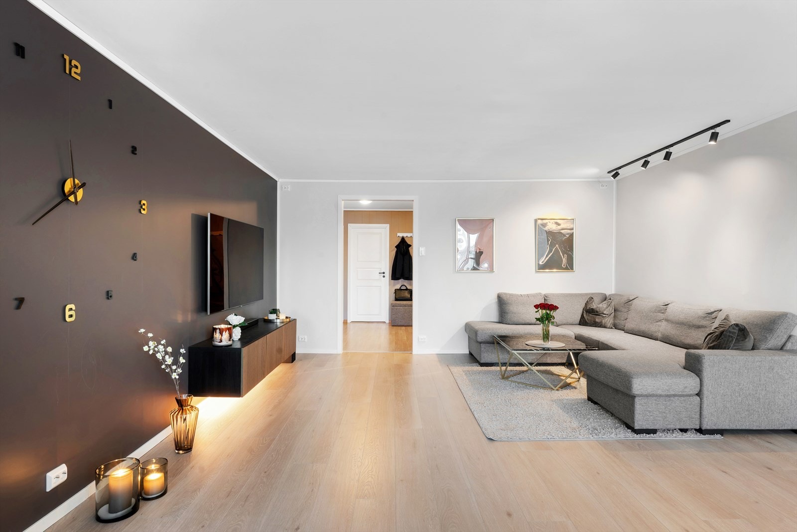 Her får du en romslig og innbydende stue gjennomført i tidsriktige og moderne overflater, med gode møbleringsmuligheter. Galleribilde