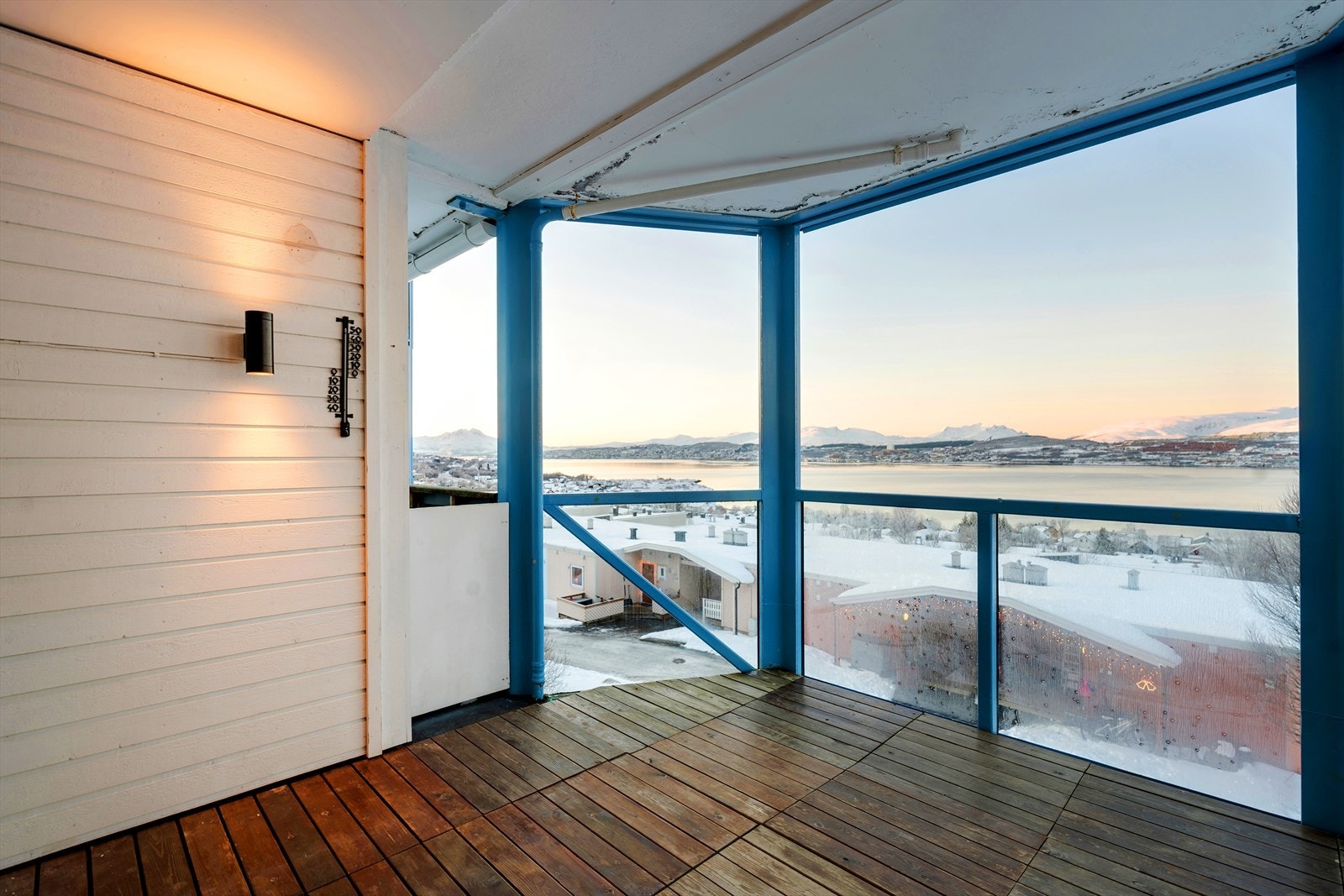 Her har du god plass til utemøbler- perfekt oppholdssted en varm sommerdag! Galleribilde