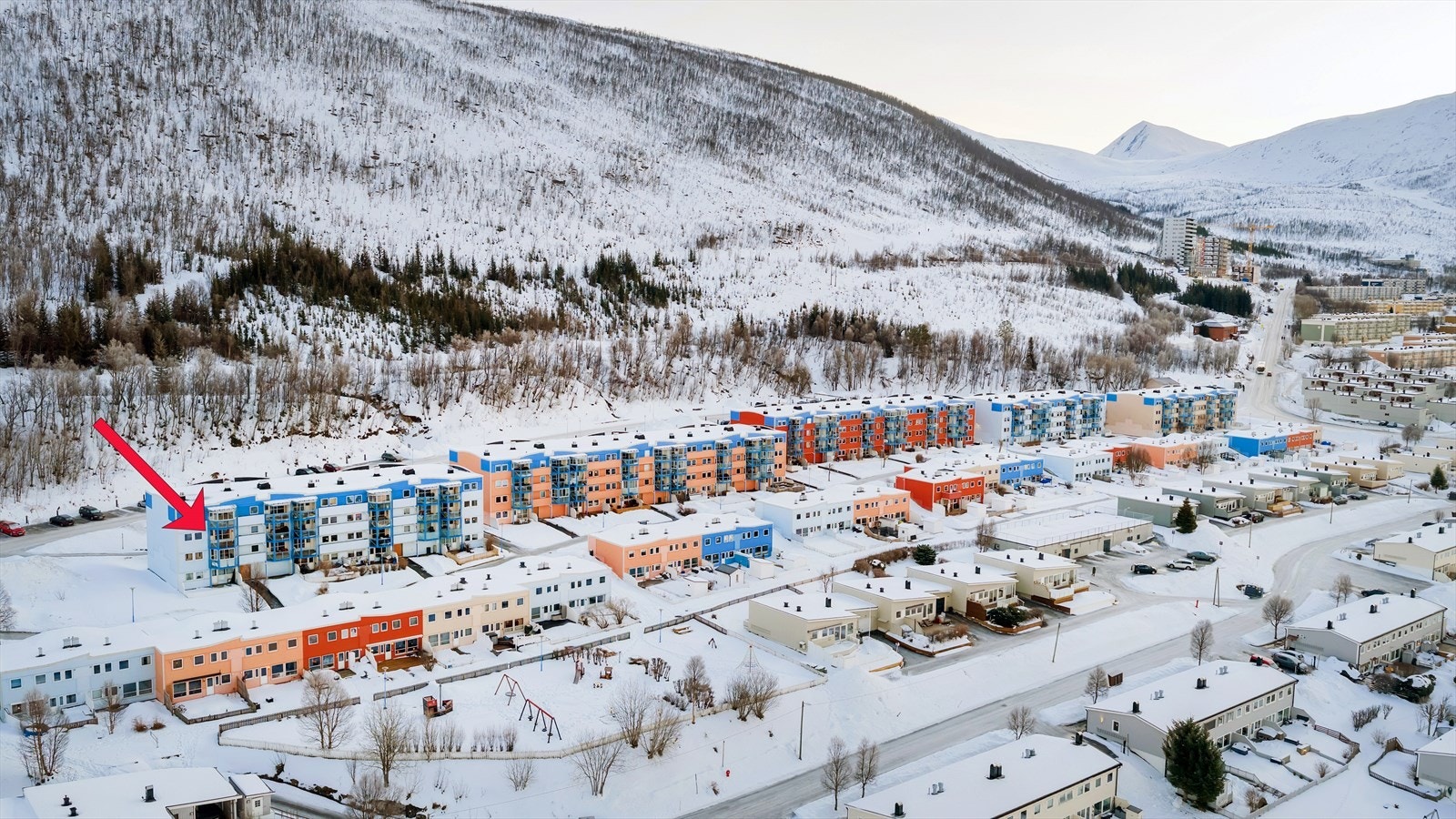 Boligen er del av Blåkollen Borettslag - et veldrevet og økonomisk sterkt borettslag bestående av 170 boliger. Galleribilde