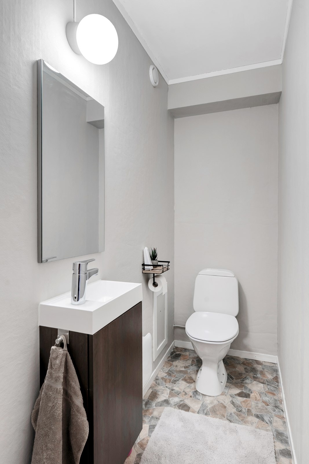 Toalettrom, som ligger vegg-i-vegg med badet. Galleribilde