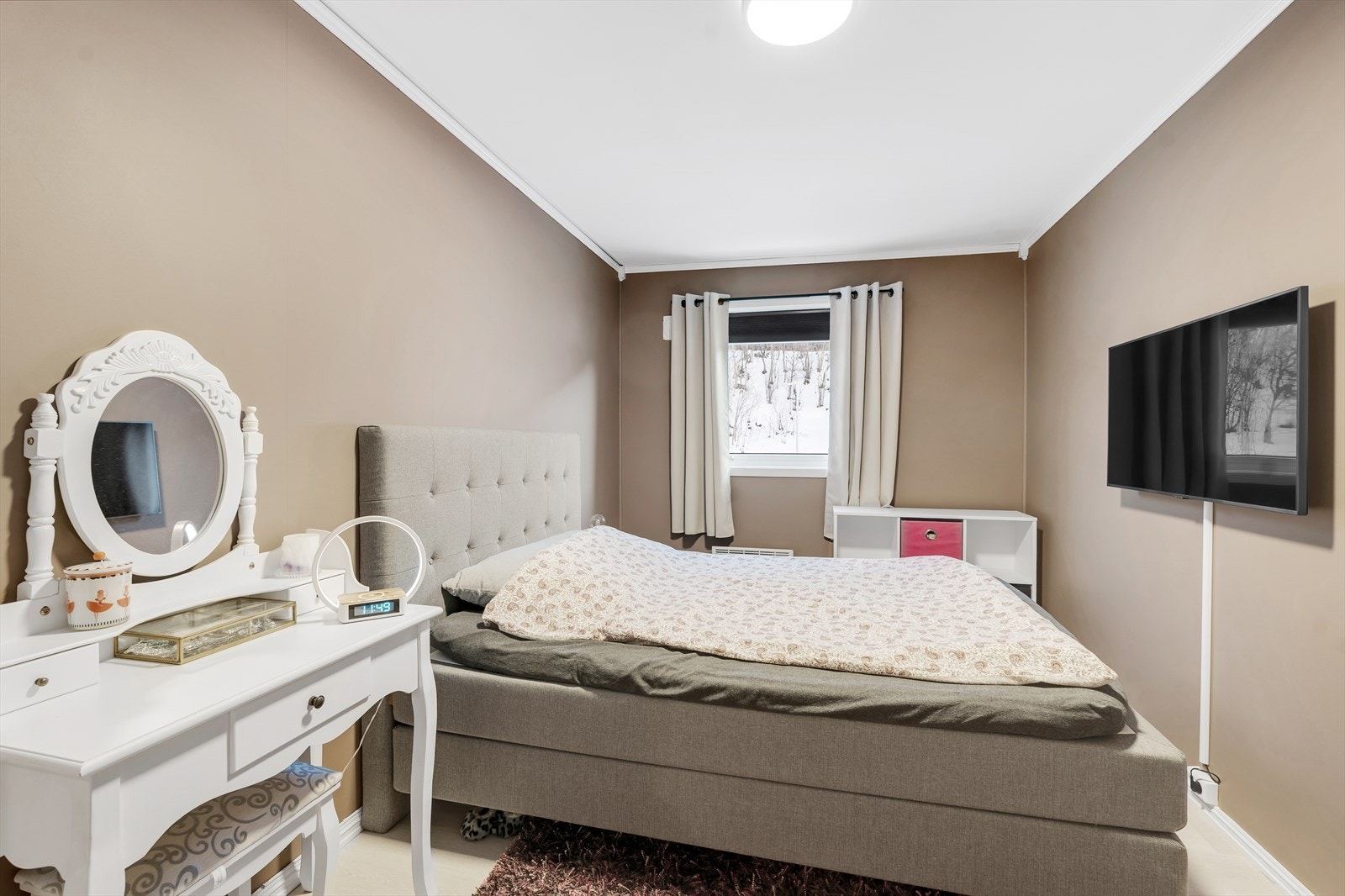 Soverom 2 - også av god størrelse, samt gjennomført i et behagelig fargevalg. Galleribilde