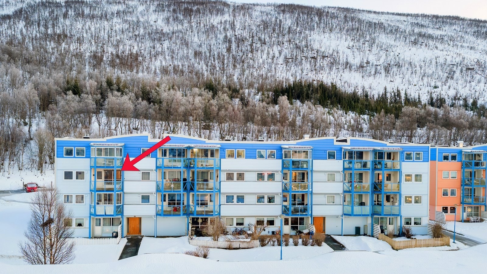Leiligheten har god beliggenhet i enden av bygget, i blokkens tredje etasje. Galleribilde