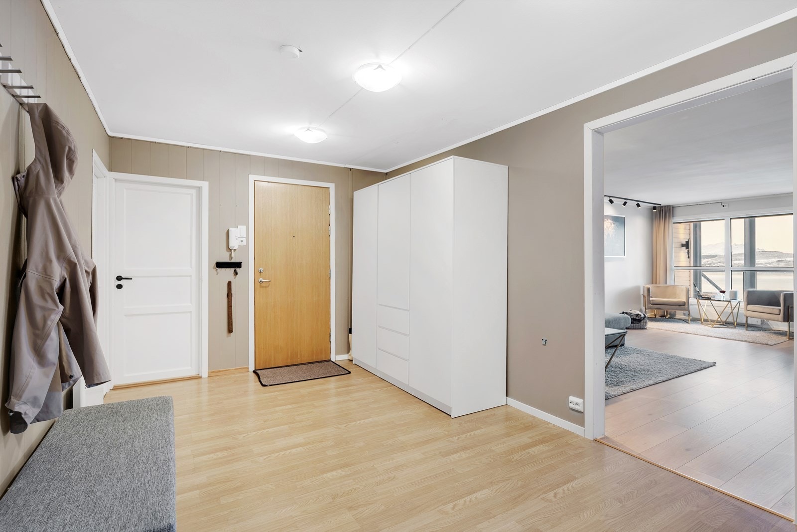 Velkommen inn! Romslig entre med plass for både oppheng og oppbevaring av yttertøy. Galleribilde