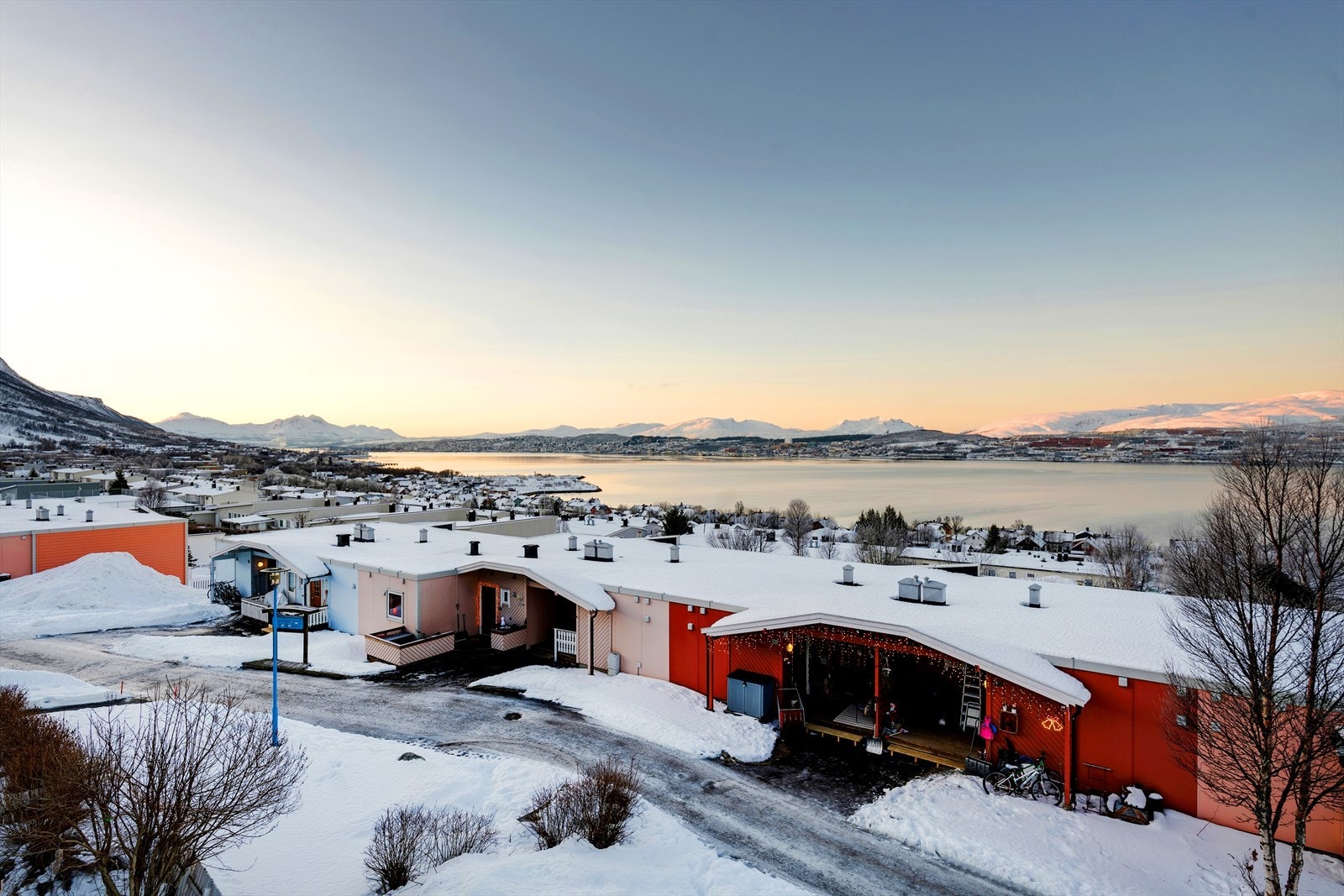 Utsikt mot sørvest. Her får du sol fra morgen til kveld om sommeren. Galleribilde