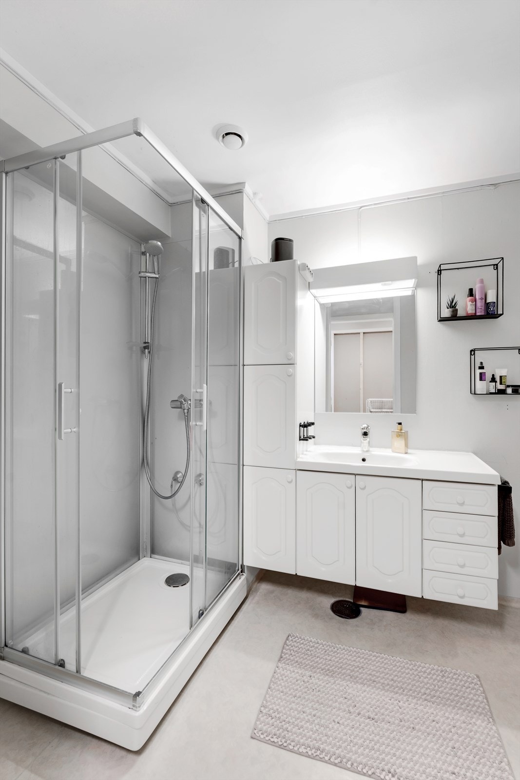 Romslig bad med praktisk innredning som har gode oppbevaringsløsninger. Galleribilde