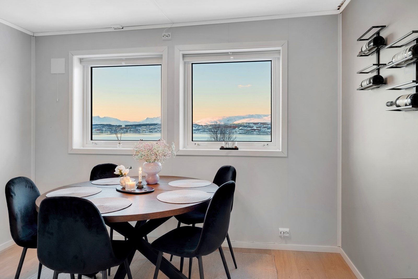 Spisegruppen finner sin naturlige plass like ved kjøkkenet. Galleribilde