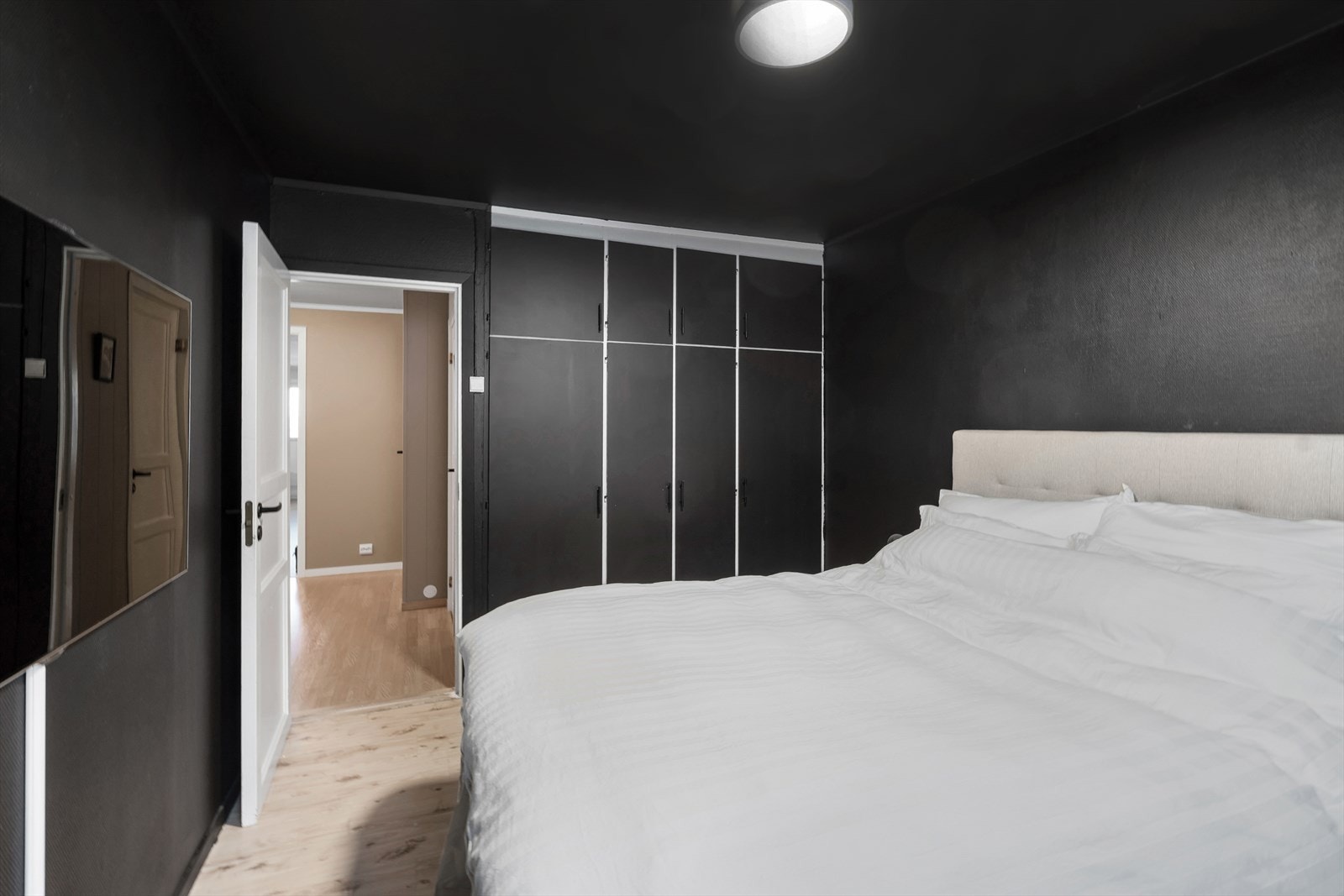 Romslig hovedsoverom, innredet med praktisk garderobeløsning. Galleribilde