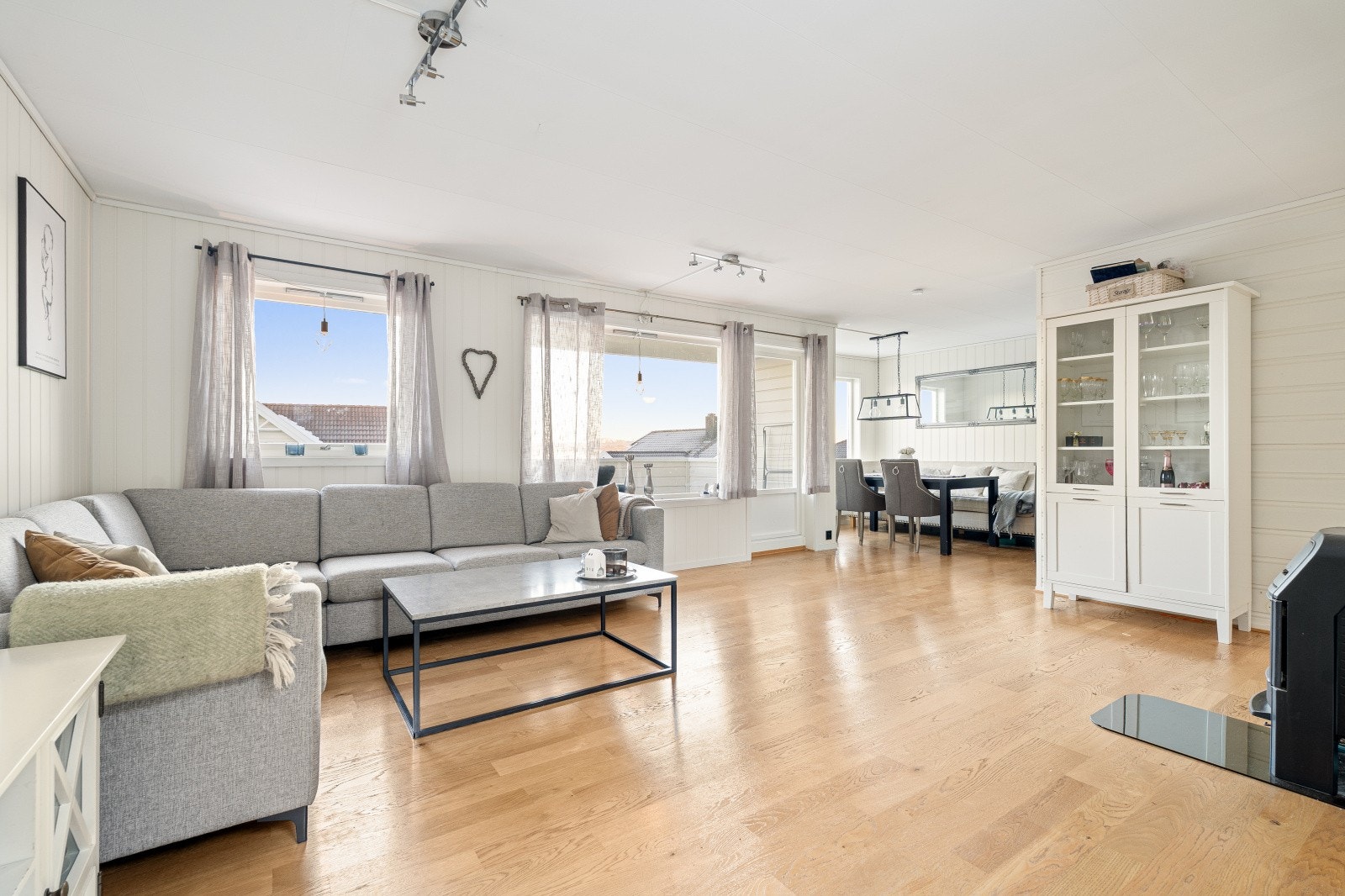 Planløsningen oppleves som svært god og eiendommen har lyse og romslige oppholdsrom. Galleribilde