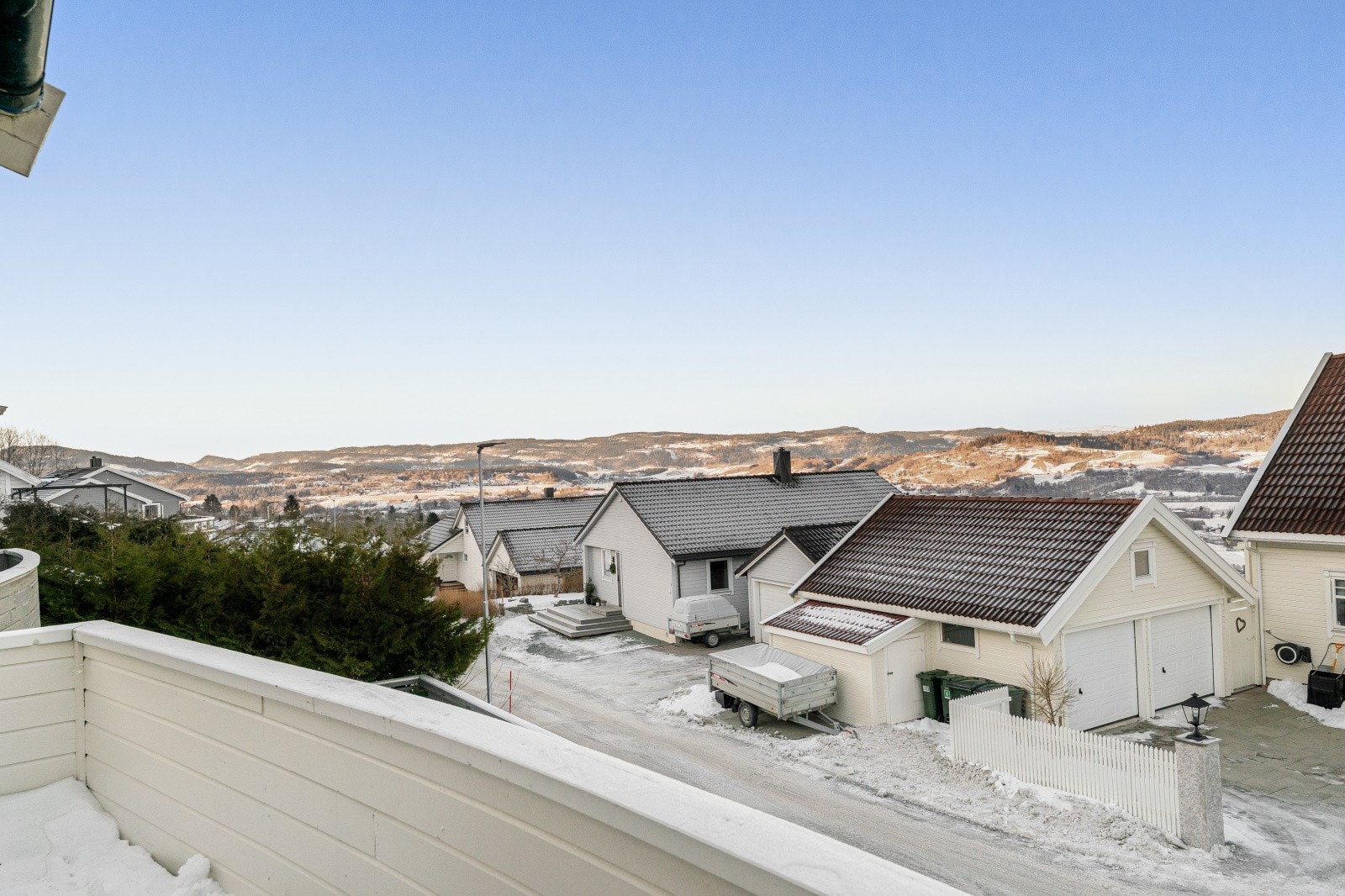 Balkongen har et areal på 13 kvm og har godt med plass for utemøblement og grill. Galleribilde