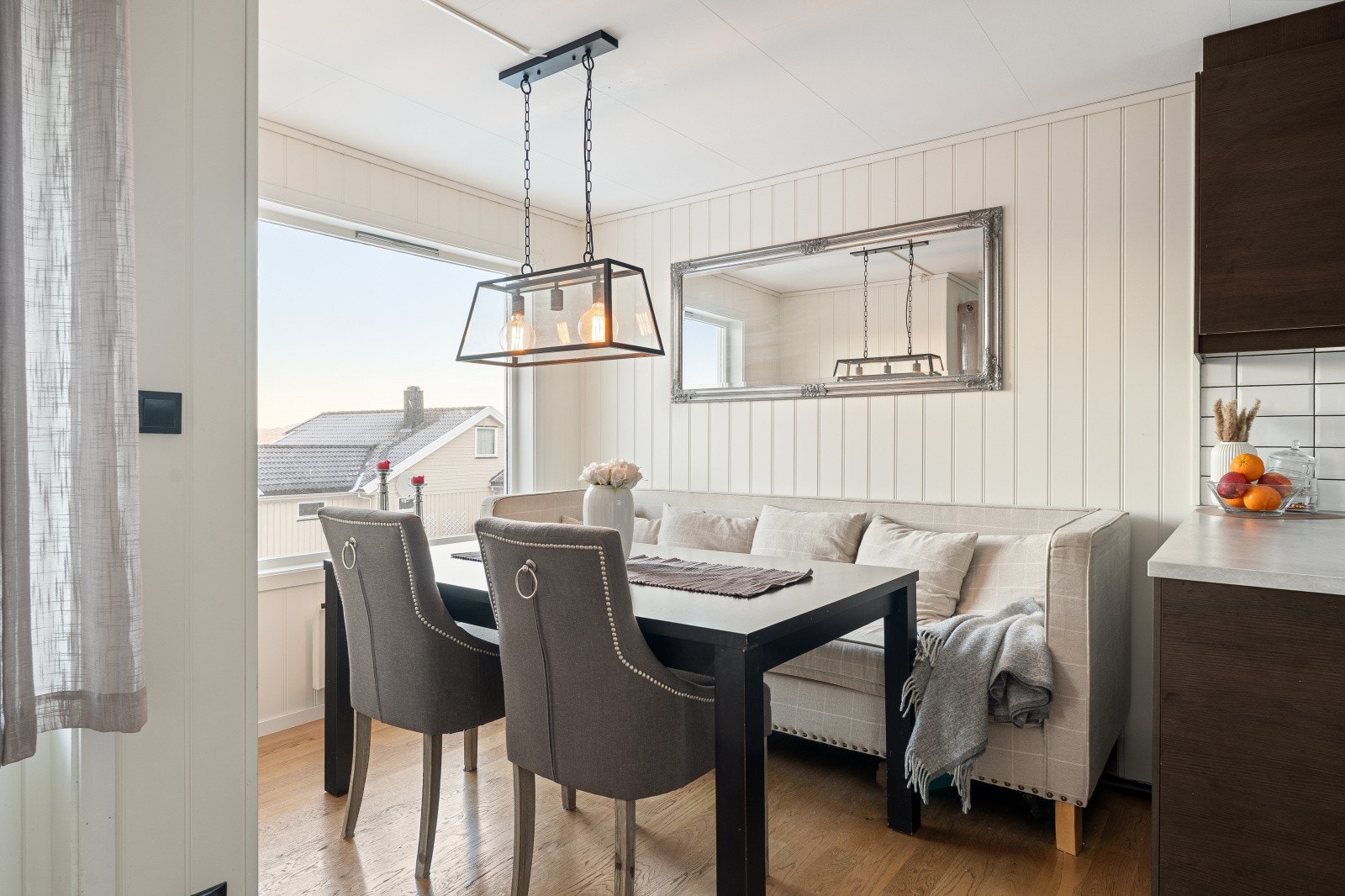 I tilknytting til kjøkkenet har du også en spisestue med flotte utsiktsforhold. Galleribilde