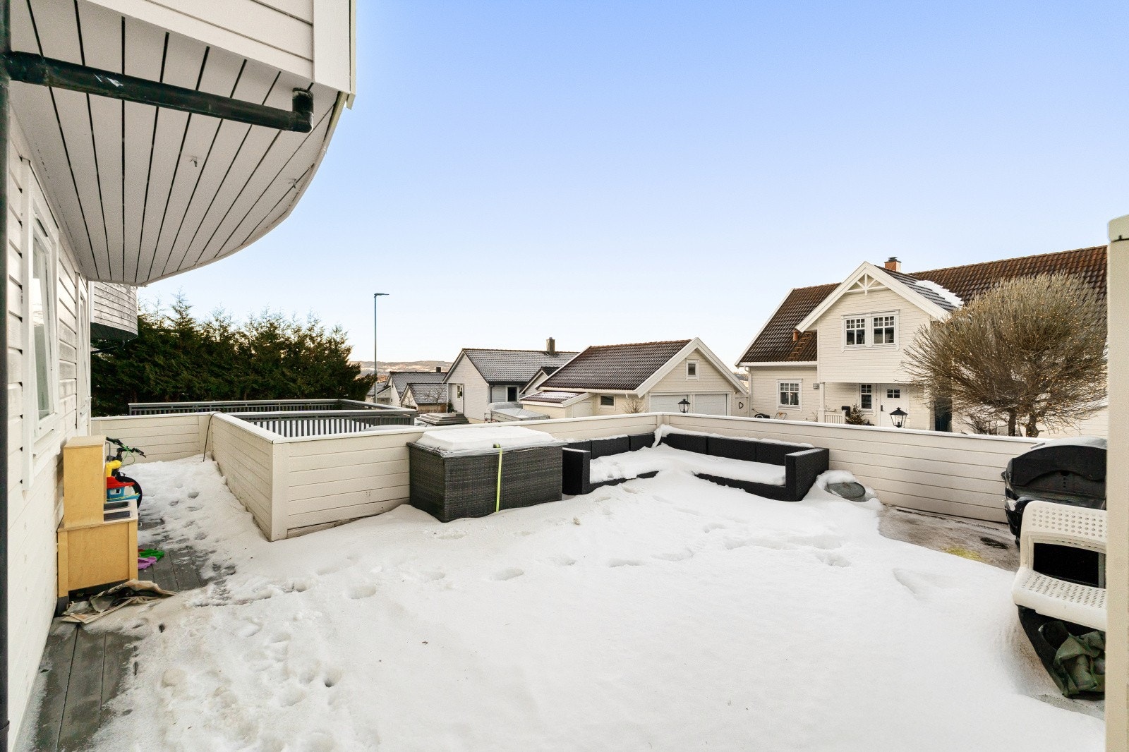 Terrassen er sørvestvendt og har ettermiddag/kveldssol. Galleribilde