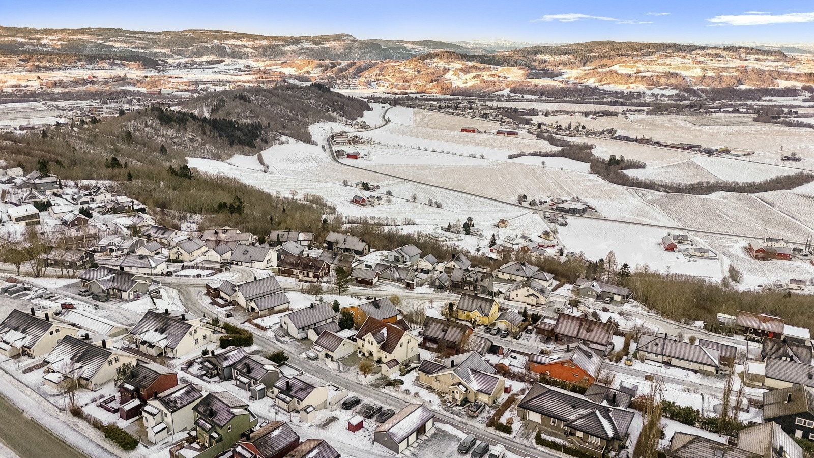 Bebyggelsen i nærområdet består hovedsakelig av familieboliger. Galleribilde
