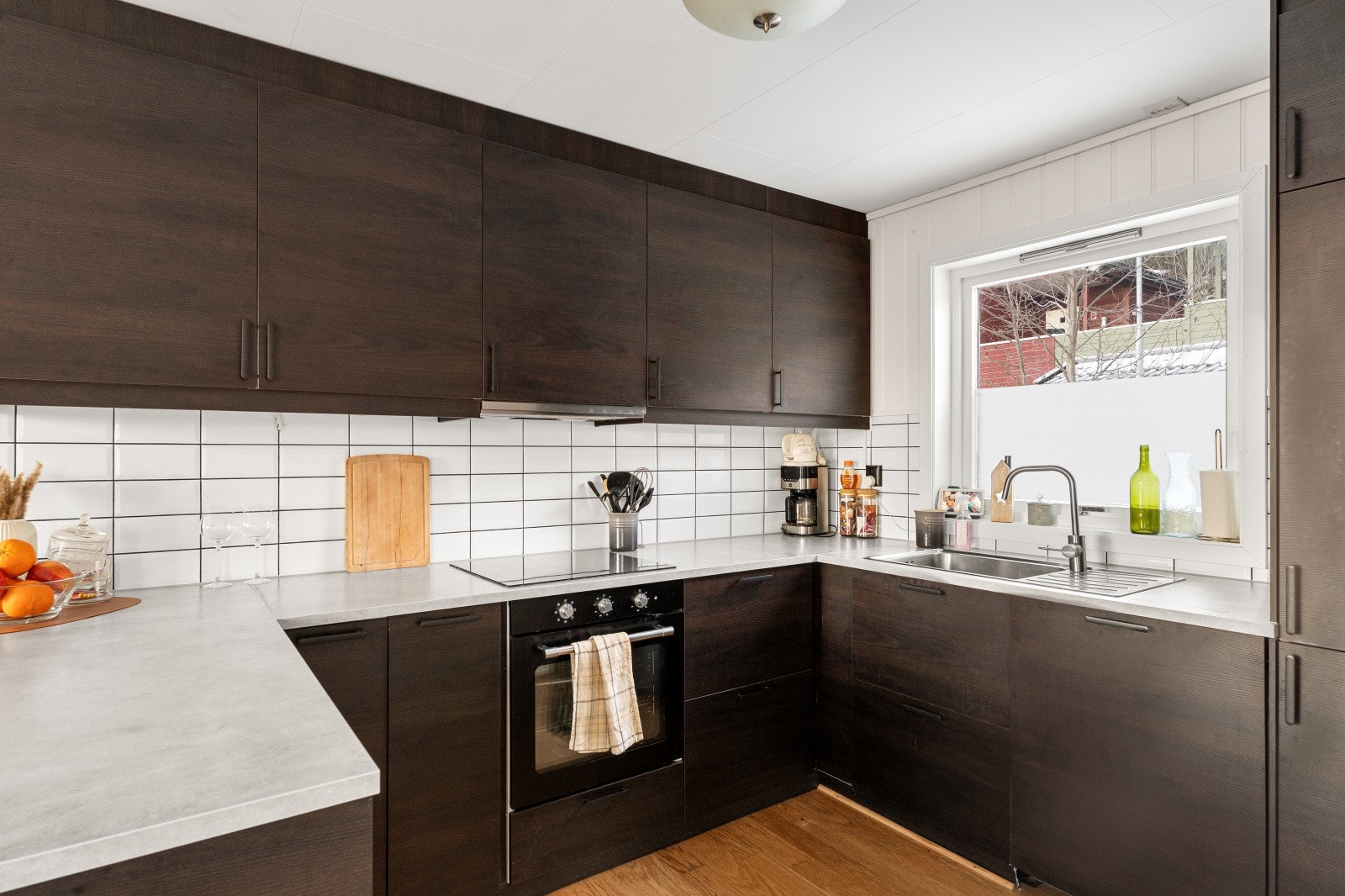 Kjøkkenet har integrert platetopp, stekeovn, oppvaskmaskin og kjøl/fryseskap. Galleribilde