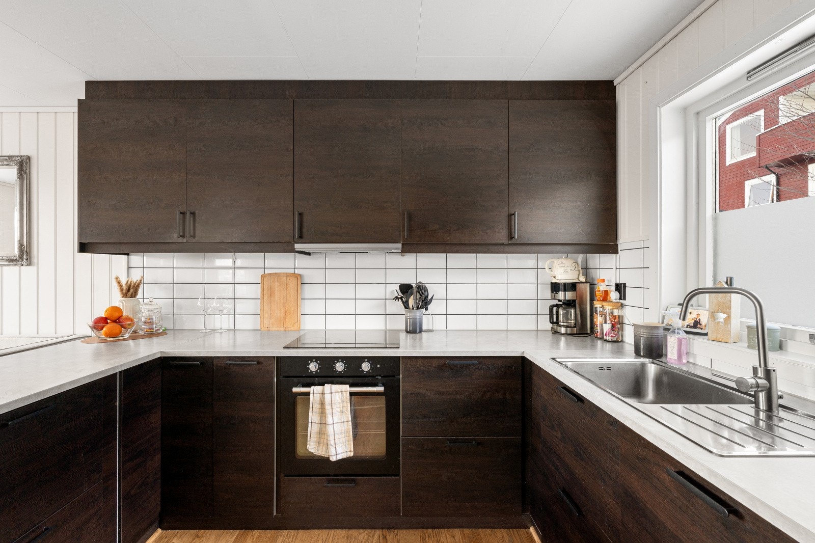 Kjøkkenet har godt med skap- og benkeplass. Galleribilde