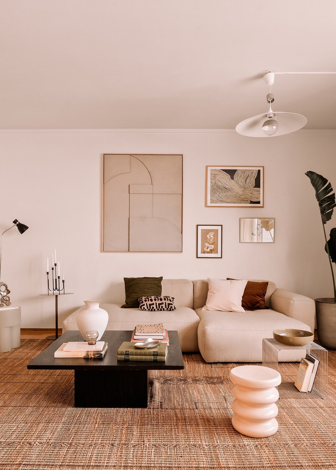 Her har man god plass til sofagruppe med tilhørende møblement Galleribilde