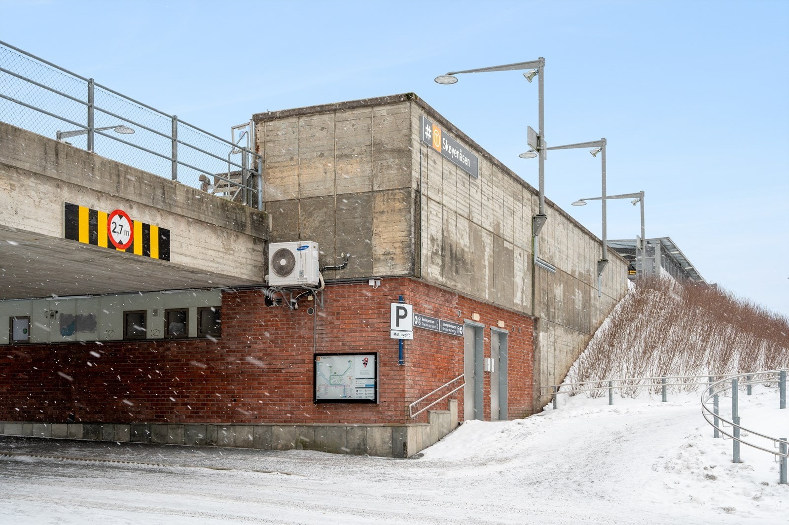 Rett nedenfor blokken finner man Skøyenåsen t-banestasjon. Galleribilde