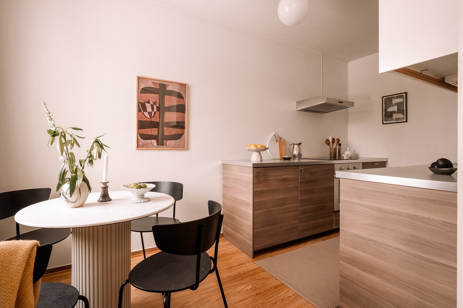 Kjøkkenet har god plass til spisebord. Galleribilde