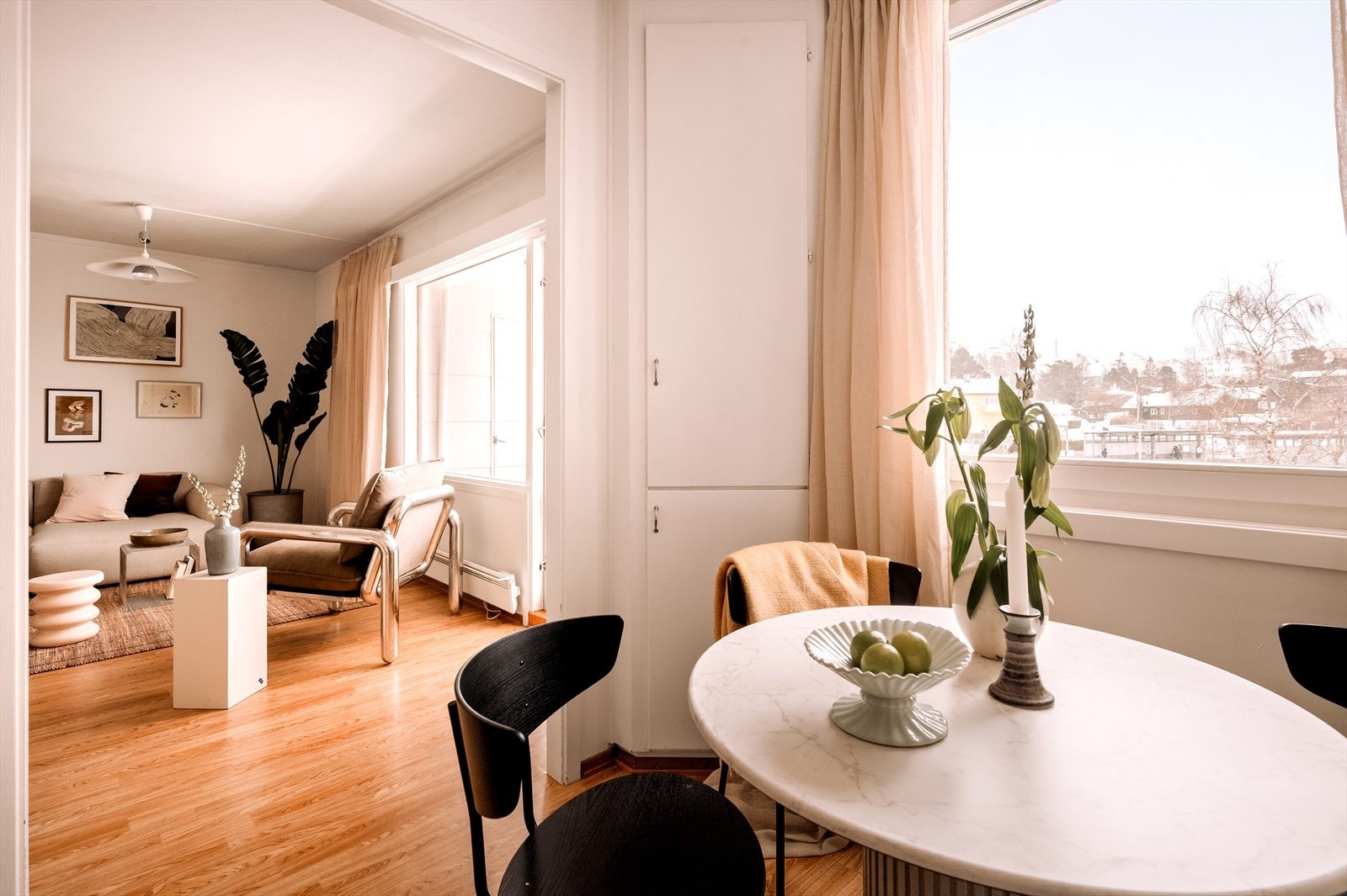 Spisestuen ligger i delvis åpen løsning mot stuen, og har blant annet et praktisk, innebygd skap for oppbevaring. Galleribilde