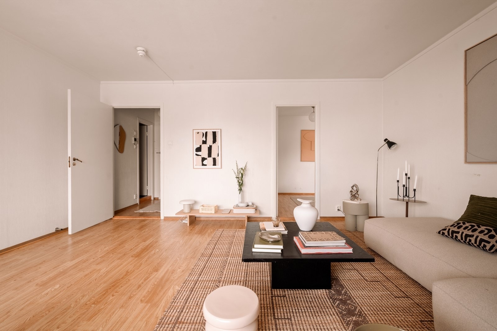 Fra stuen har man adkomst til boligens soverom, samt mot entré og bad. Galleribilde