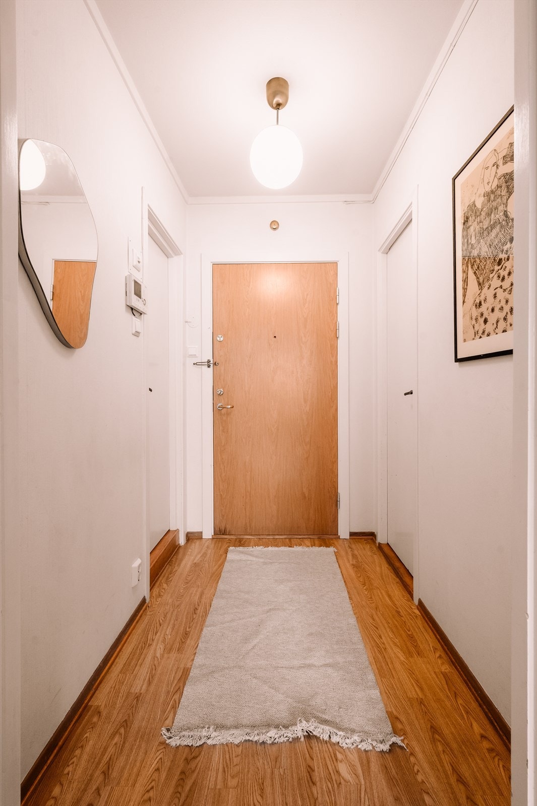 Dørtelefon er praktisk plassert i entréen. Galleribilde