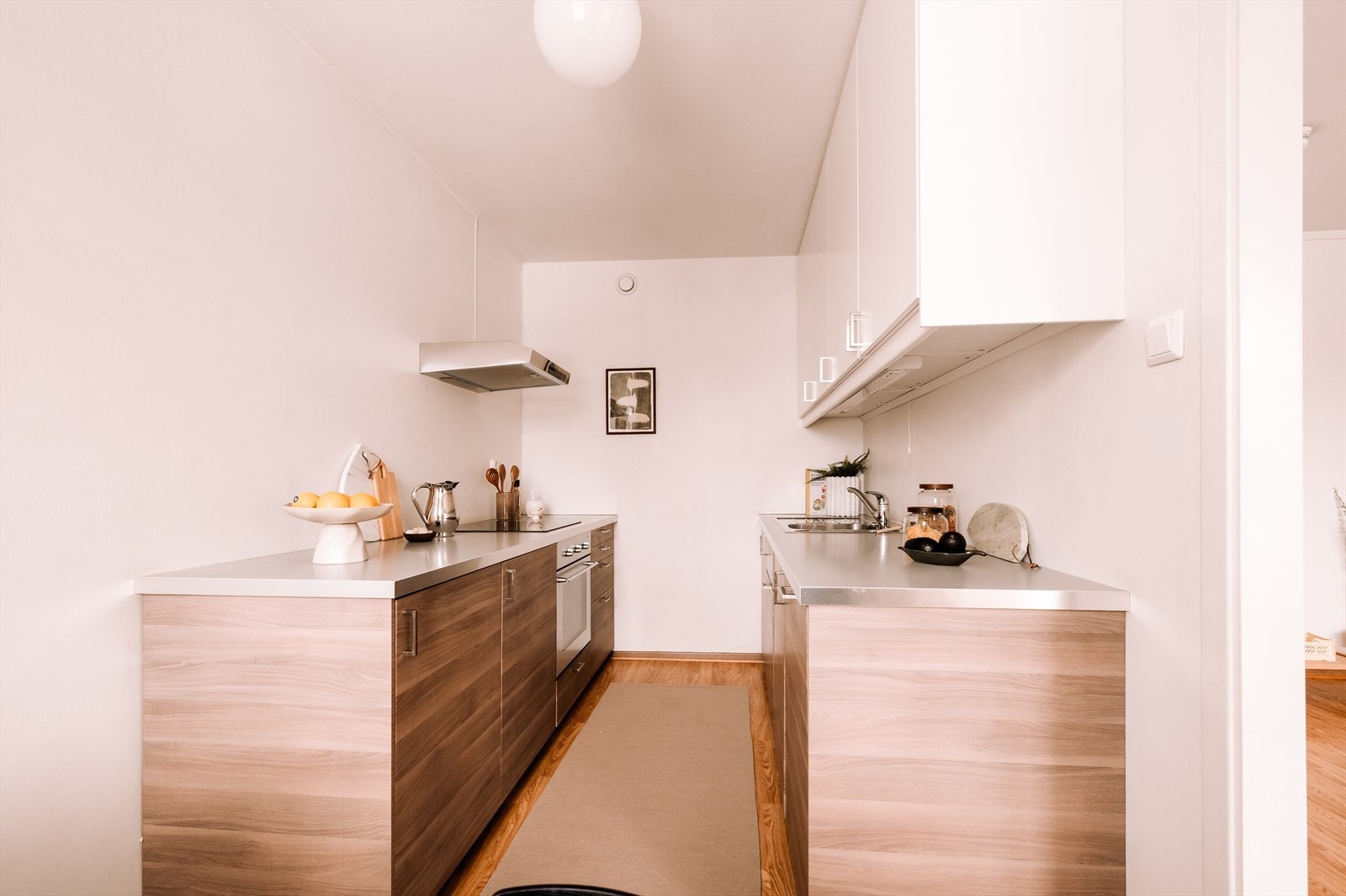 Pent og separat kjøkken med moderne innredning og rikelig med skap- og benkeplass. Galleribilde