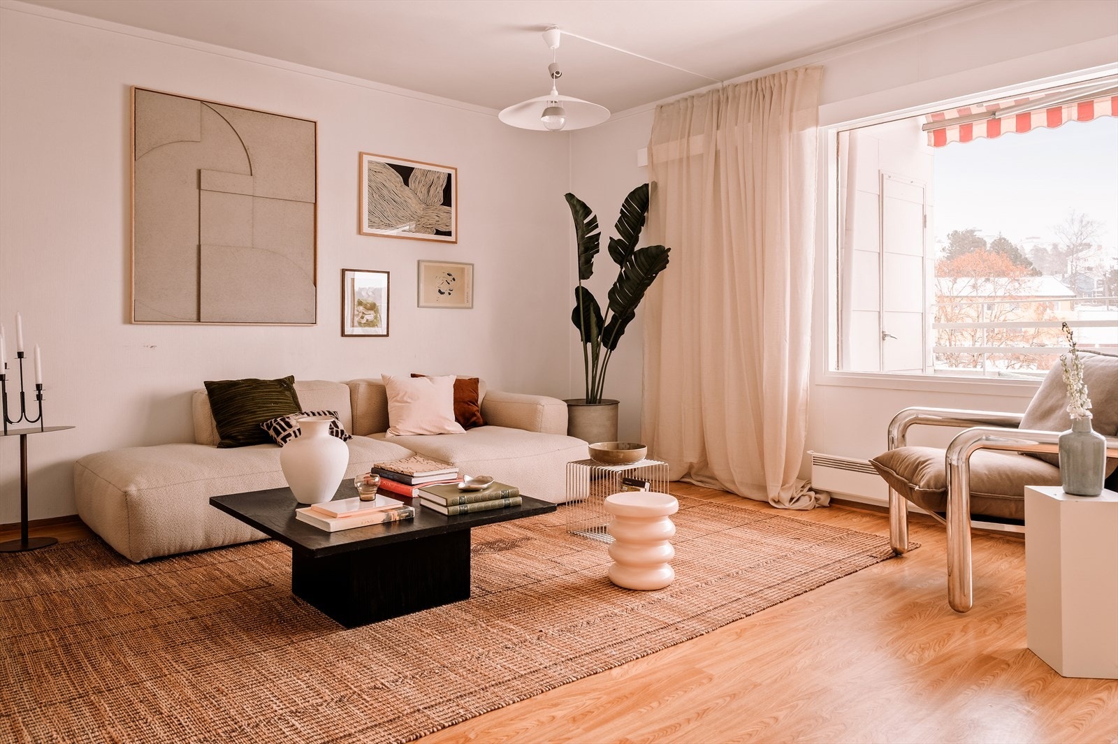 Lys og luftig stue med romslig atmosfære og gode møbleringsmuligheter. Galleribilde