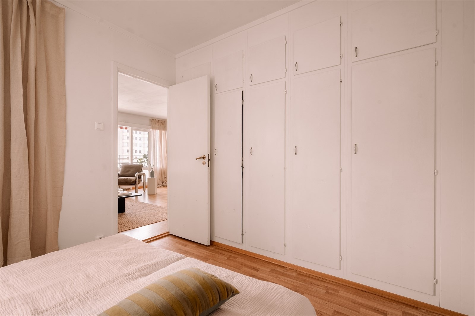 Plassbygde garderobeløsninger gir rikelig med oppbevaringsplass. Galleribilde