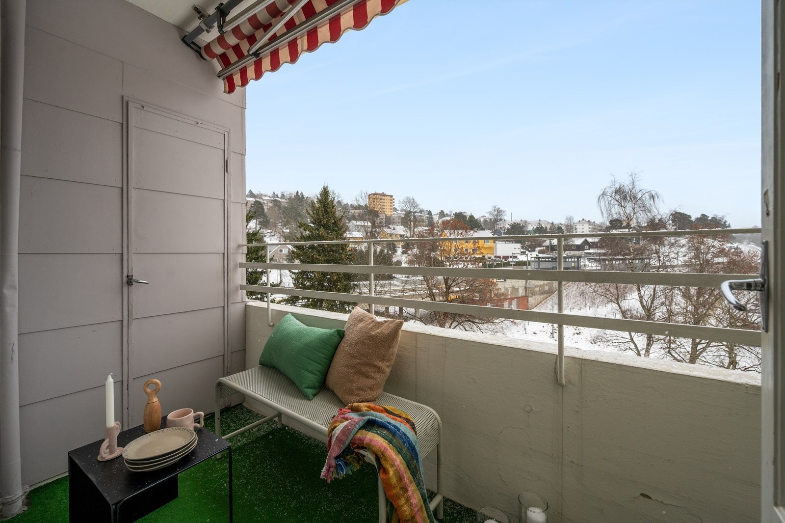 Fra stuen er det direkte utgang til en koselig balkong på ca. 4 kvm. Galleribilde
