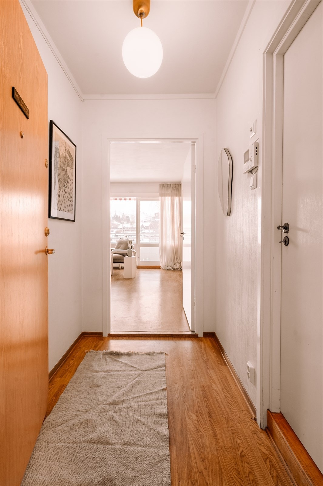 Lys og innbydende entré med god plass til oppheng av yttertøy. Galleribilde