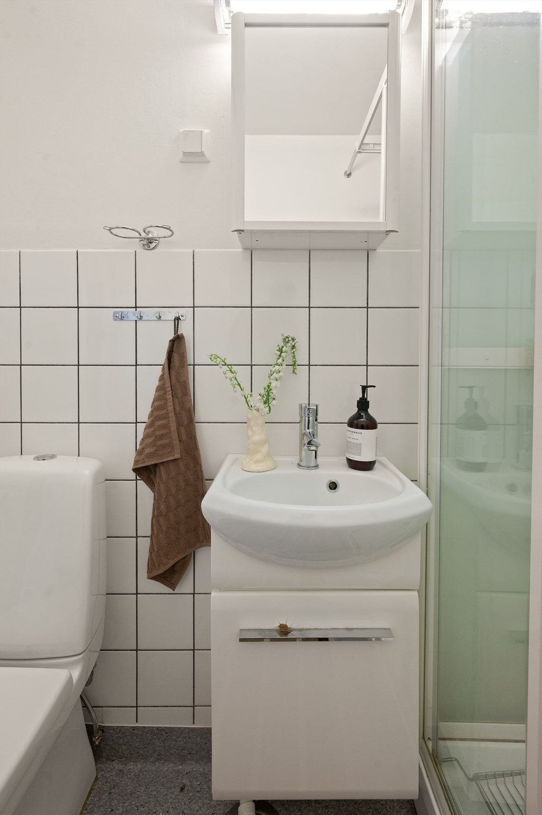 Badet har naturlig avtrekk, gulv med belegg, vegger med malt betong og fliser, samt malt himling. Galleribilde