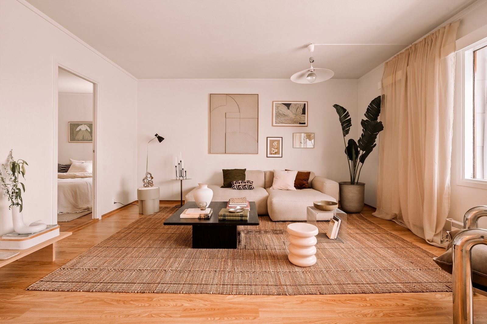 Her får du en romslig og luftig 2-roms selveierleilighet beliggende høyt og fritt i byggets 6. etasje med heisadkomst. Galleribilde