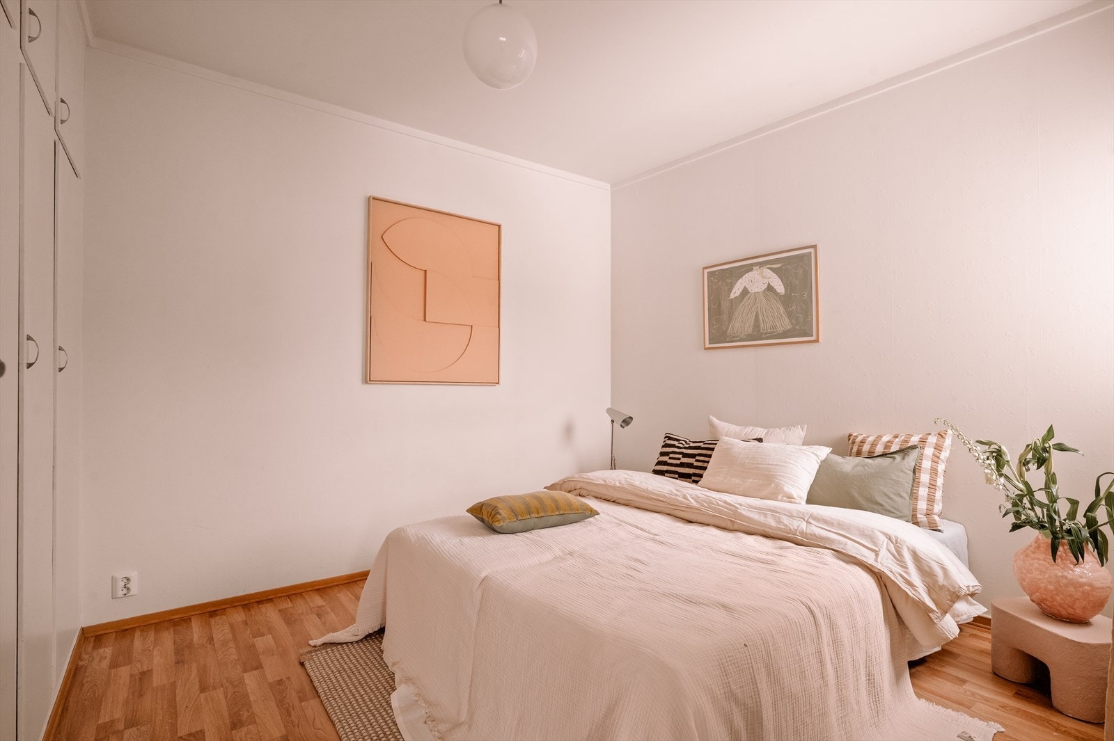 Svært romslig soverom med god plass til dobbeltseng, nattbord og eventuell kontorløsning. Galleribilde