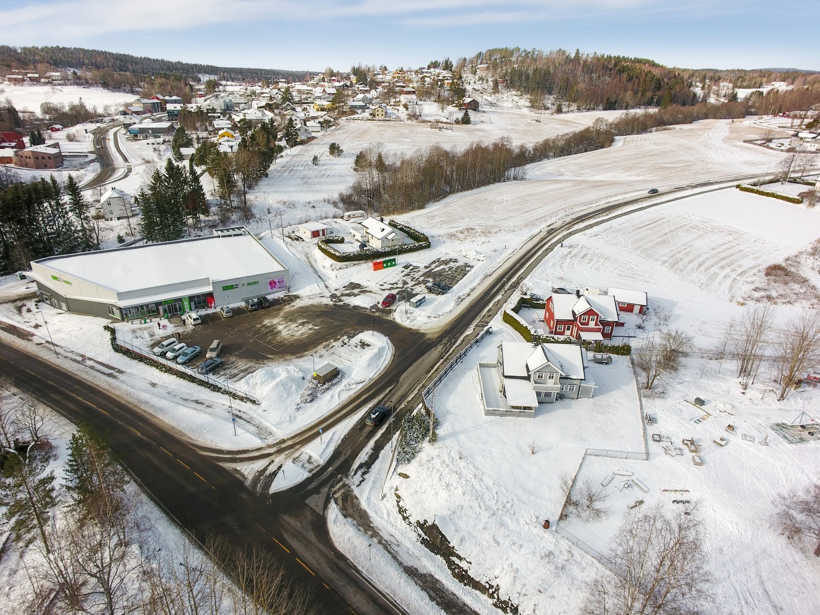 Fra boligen er det kort gangavstand til Kiwi butikk med lange åpningstider Galleribilde