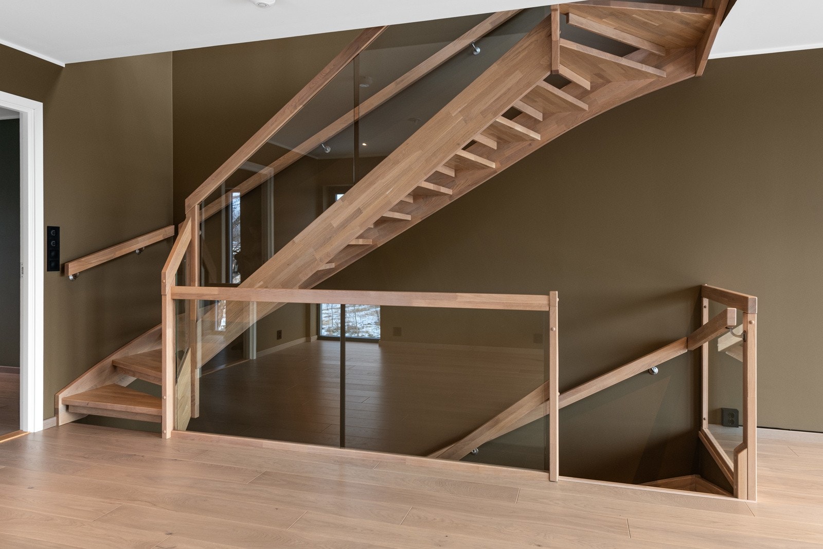 Det sies at trappen er "husets smykke" og denne trappen passer til betegnelsen! Trappen er spesialbestilt til boligen. Galleribilde