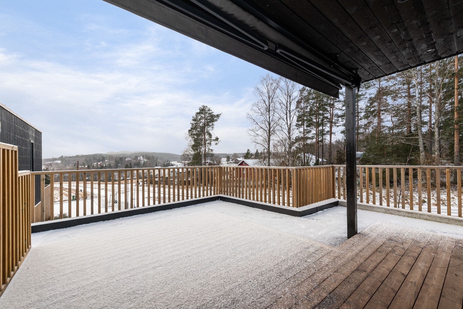 1. etasje. har terrasseplatting på ca. 15 kvm. med adkomst fra stue/kjøkken. Galleribilde