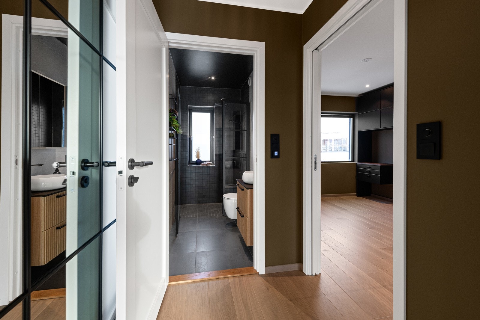 "Masterbedrom" med "eget" privat bad. Galleribilde