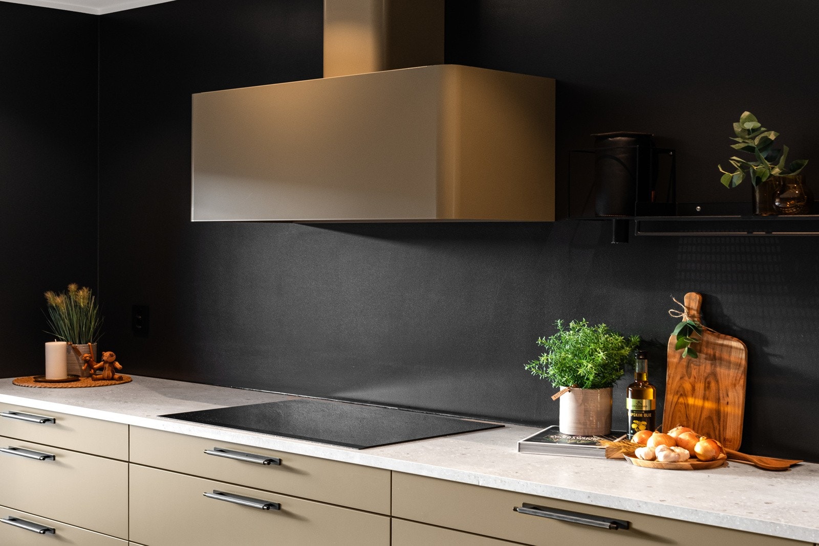 Lakkert ventilator i samme farge som kjøkkenfrontene, gir kjøkkenet særpreg Galleribilde