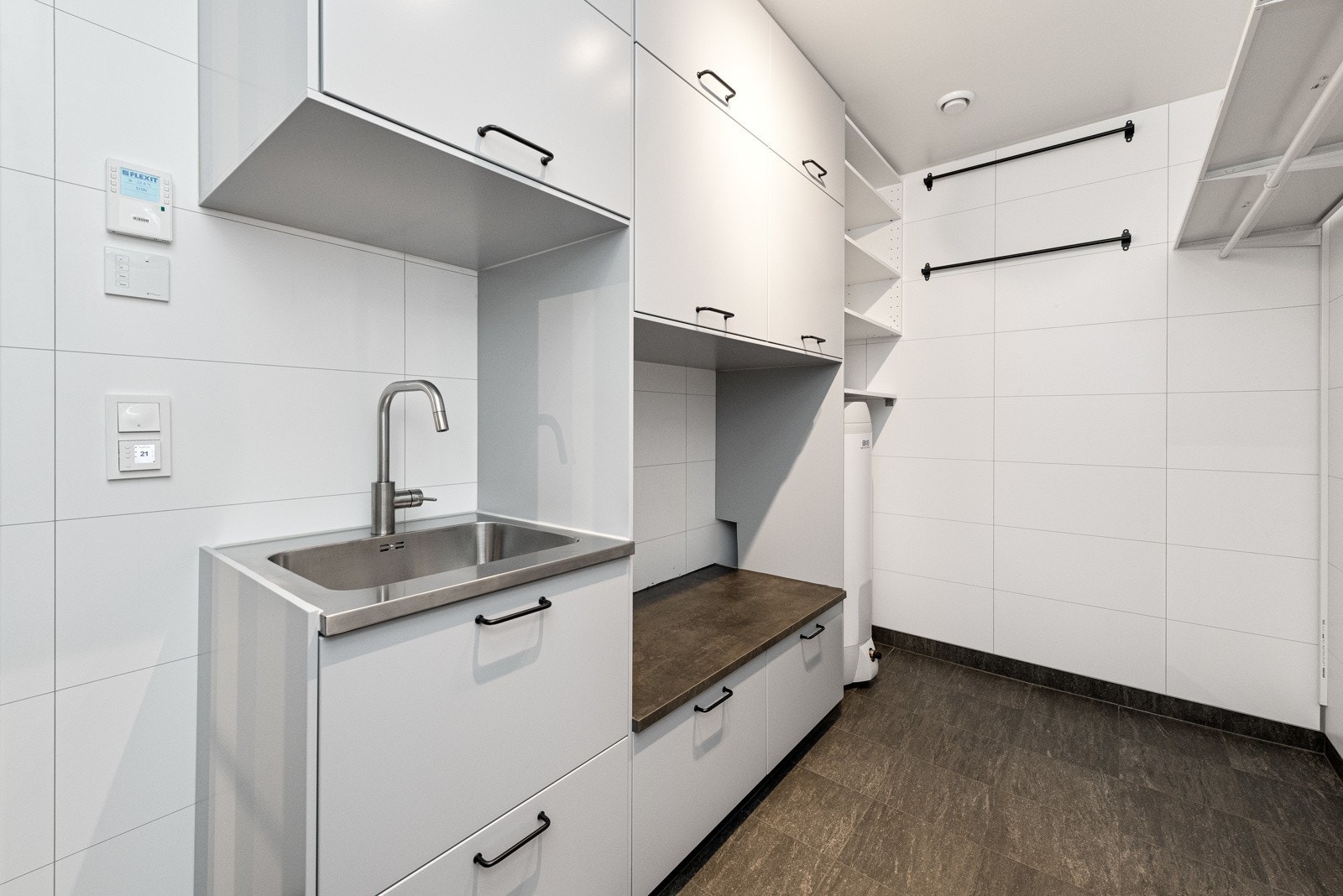 Eget vaskerom med god plass til oppbevaring. Galleribilde