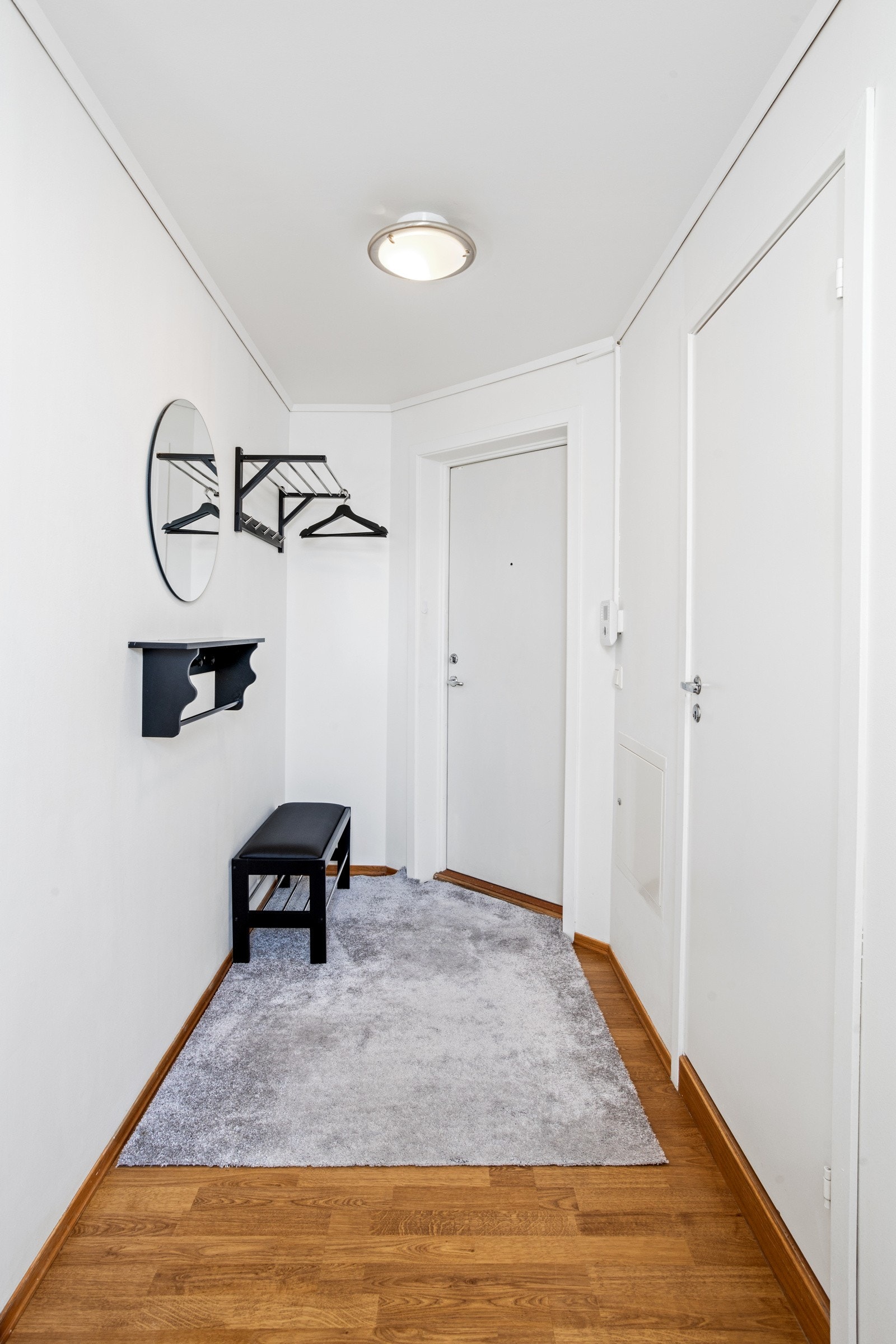 Innbydende entré med plass til å henge fra seg yttertøy Galleribilde