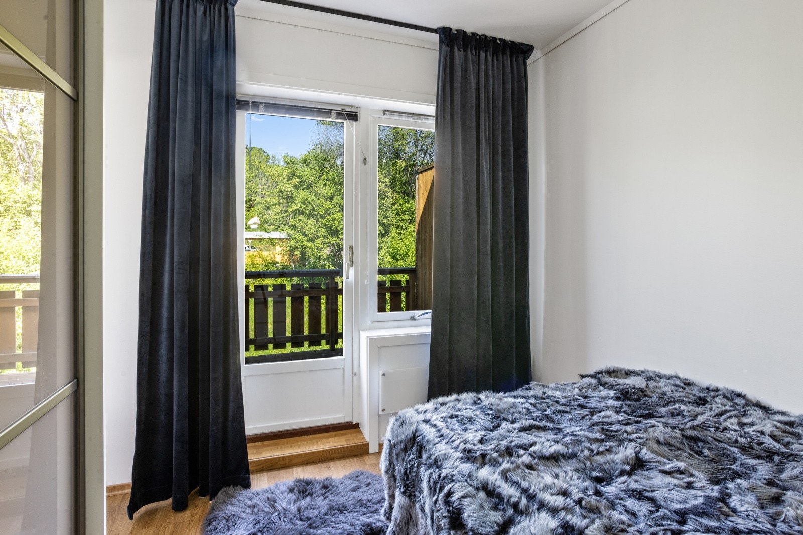 Soverom med utgang til balkong Galleribilde