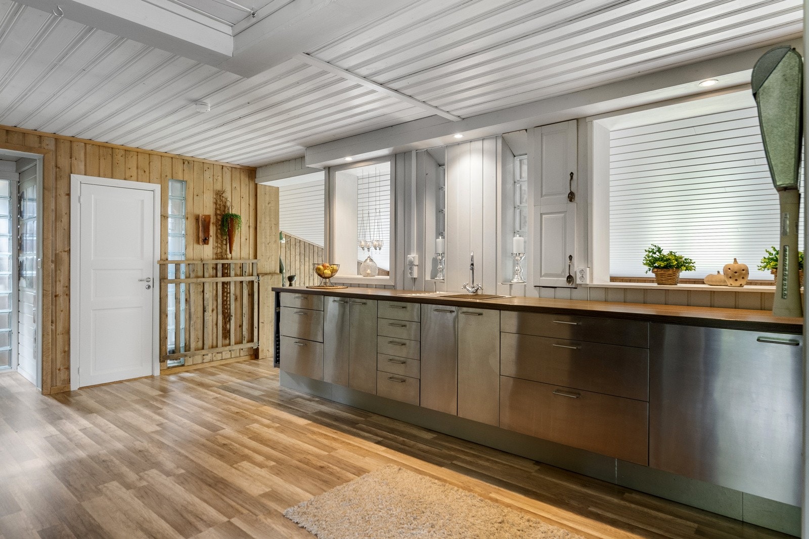 Et smart rom for lagring av mat er laget med adkomst via luke i kjøkkengulvet Galleribilde