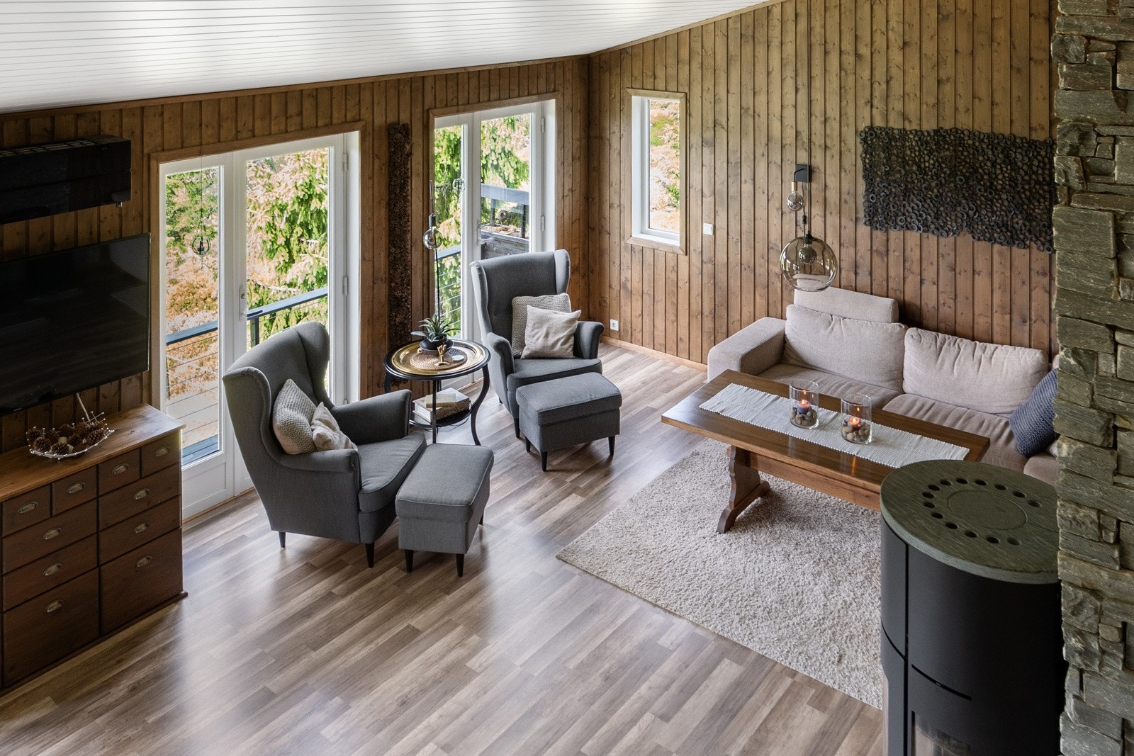 Stuen har installert peisovn og parafinovn som kan bidra til ekstra varme på kaldere dager. Galleribilde