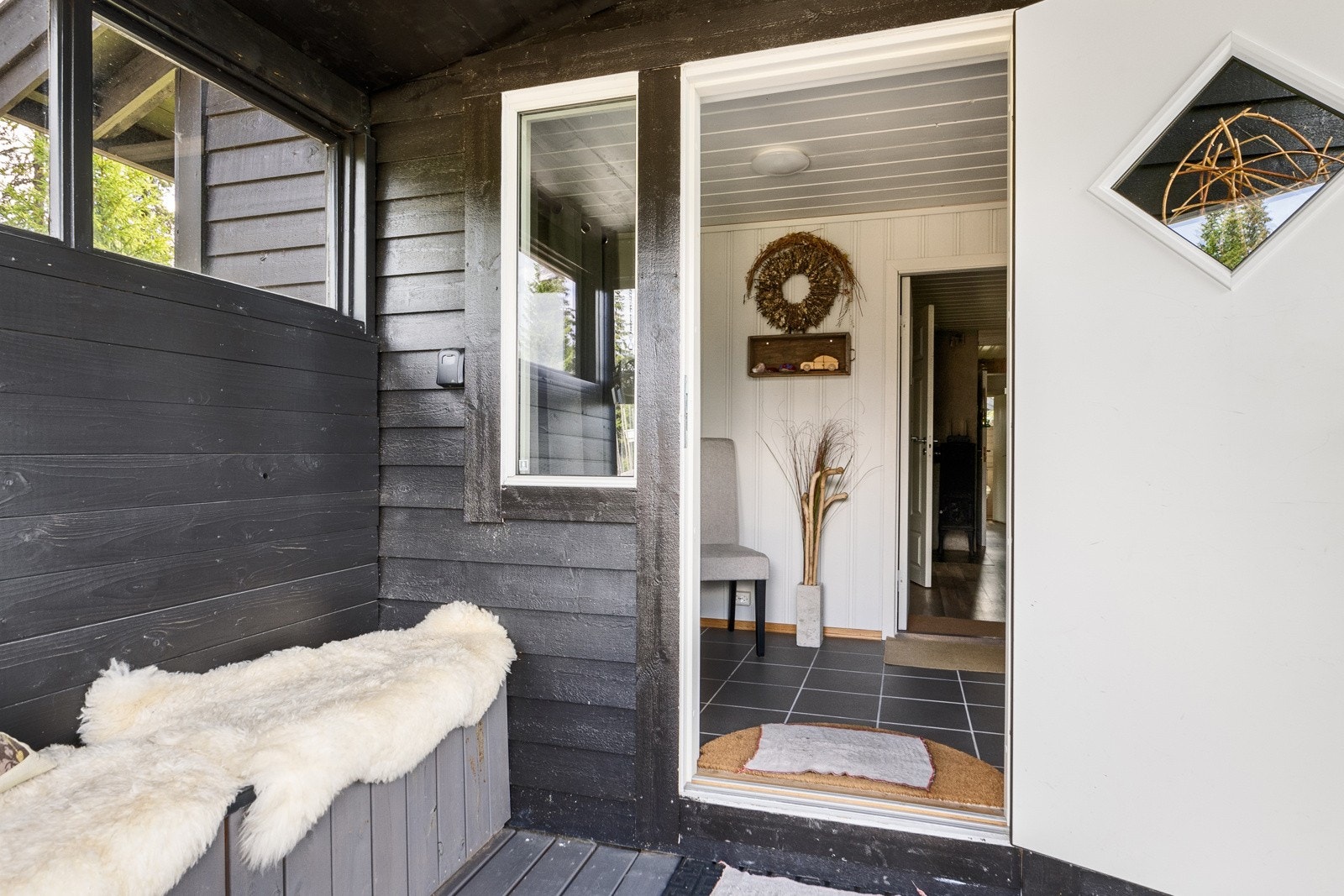 Du ønskes velkommen ved et takoverbygget inngangsparti, ved inngangen er det bygget en terrasse med plass til hyggelige sittegrupper. Galleribilde