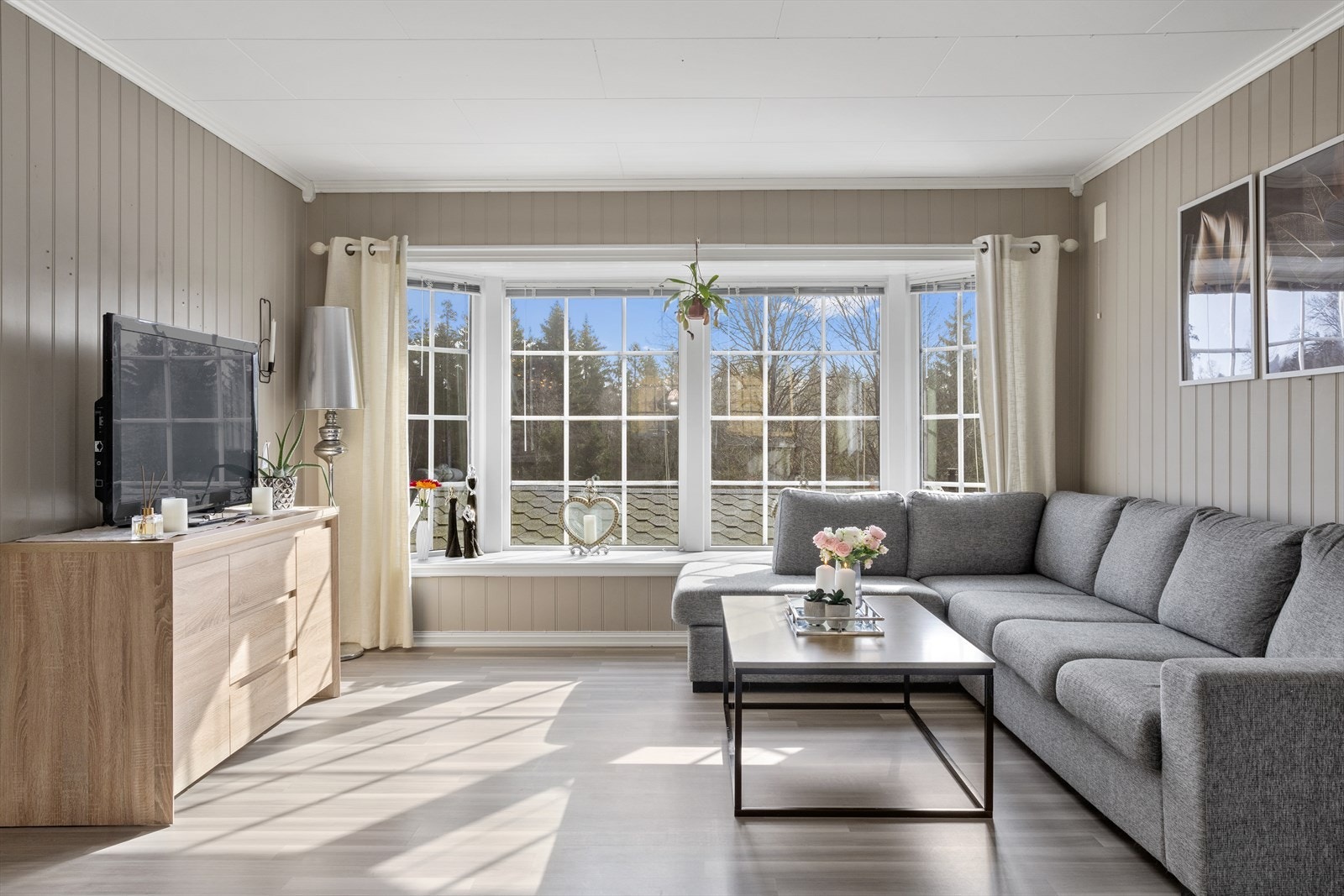 Store vinduer slipper inn rikelig med naturlig lys. Galleribilde