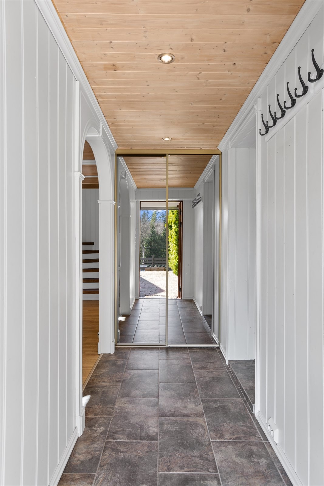 Hyggelig entre med skyvedørsgarderobe. Det er god plass til å ta av seg yttertøy. Galleribilde