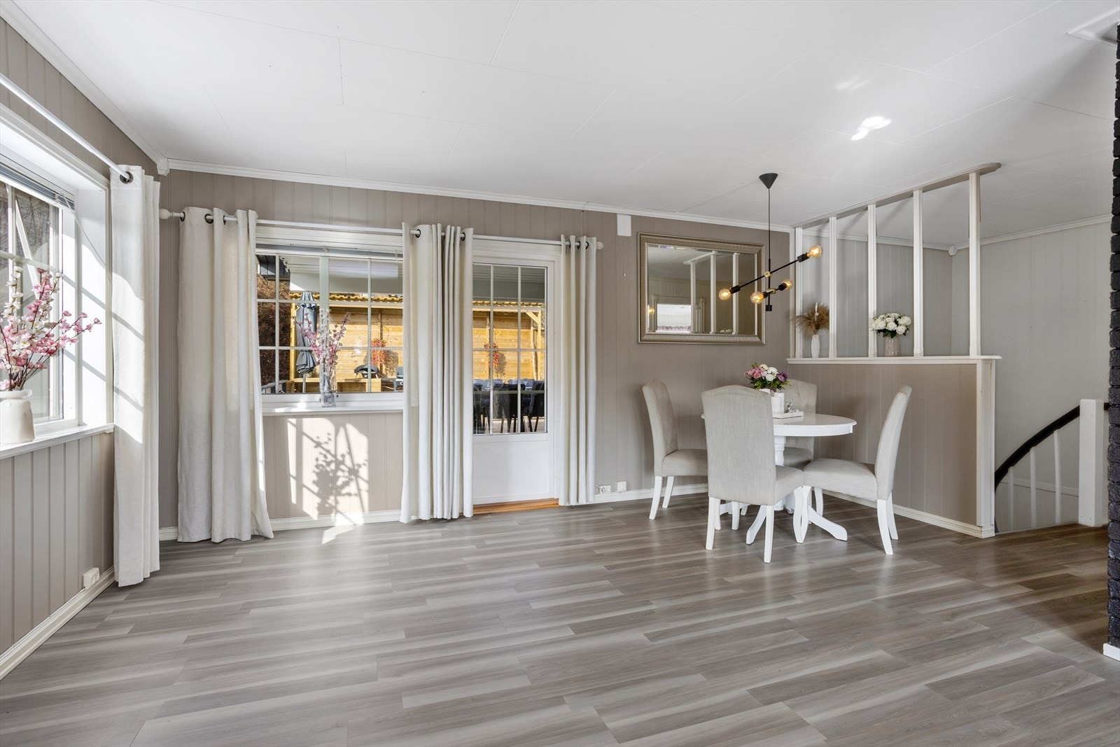 Veggene er malt i en nøytral, varm beige nyanse som gir rommet en koselig og moderne følelse. Galleribilde