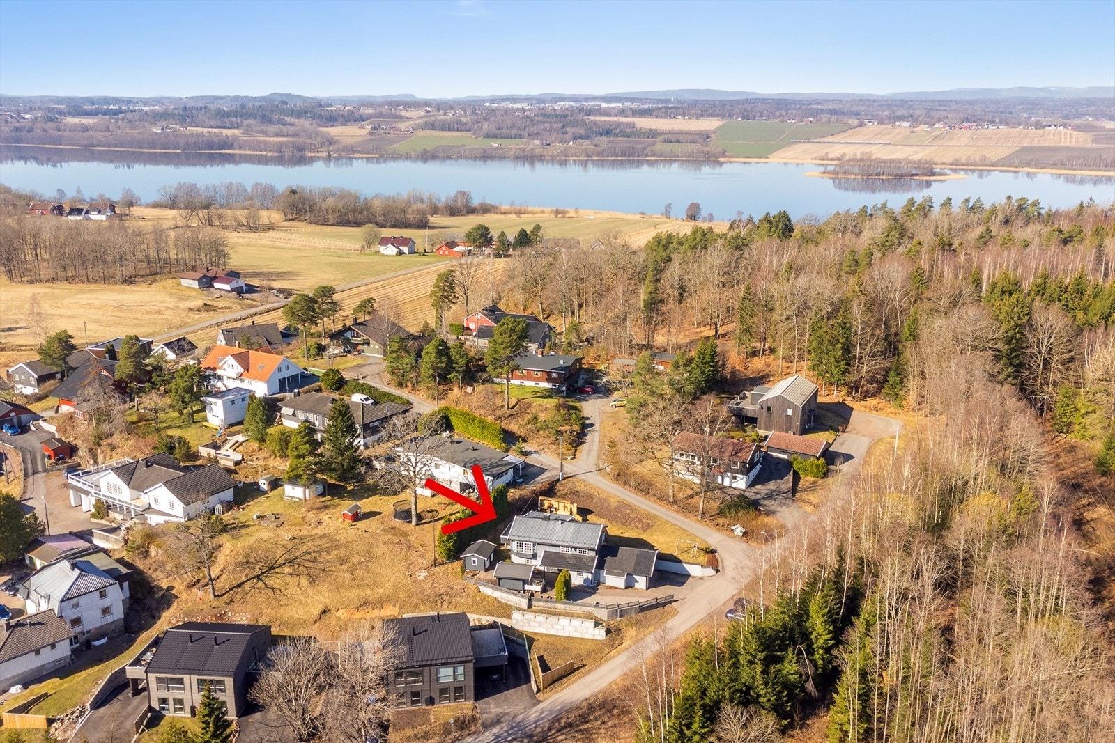 Dette er en velholdt og trivelig enebolig over to plan i et hyggelig og veletablert nabolag. Galleribilde