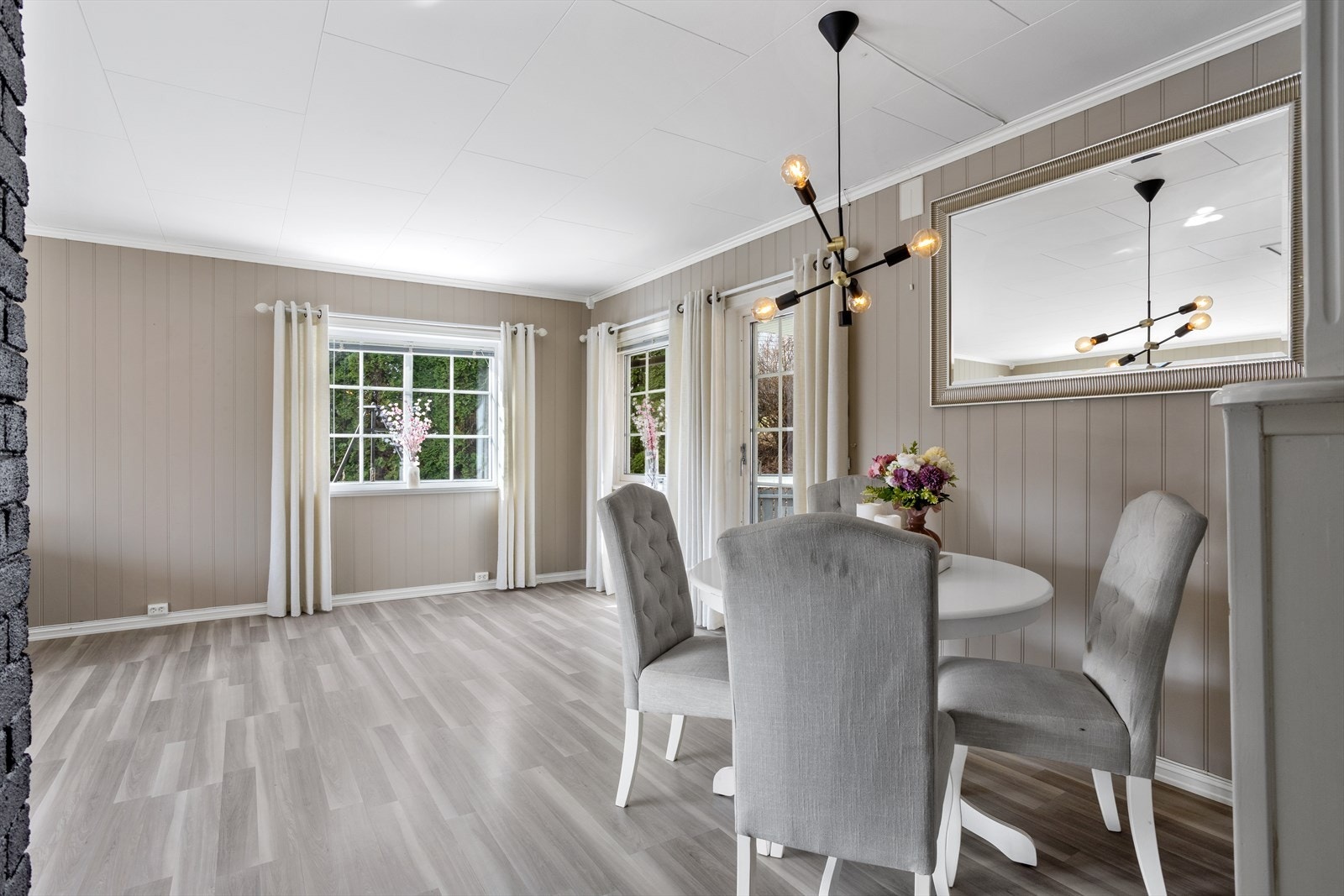 Spisestuen skiller naturlig stuen og de andre rommene i etasjen. Galleribilde